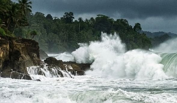Waspada! Gelombang Tinggi Hingga 4 Meter Diprediksi Menghantam Perairan Indonesia