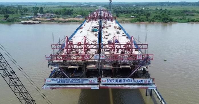 Hutama Karya Terapkan Metode Box Balance Cantilever untuk Jembatan Tol Palembang&ndash;Betung, Lalu Lintas Sungai Tetap Aman