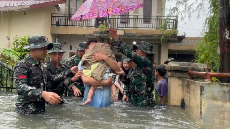 Prajurit Yonkav 6/NK Evakuasi Warga Terjebak Banjir di Asam Kumbang Medan