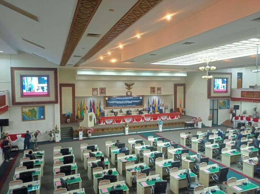 Pemprov Lampung dan DPRD Sepakati Pinjaman Rp1 Triliun, Jalan Rusak Segera Diperbaiki!