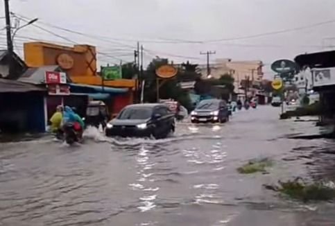 Banjir Selutut Rendam Lau Dendang, Puluhan Motor Mogok dan Macet Mengular