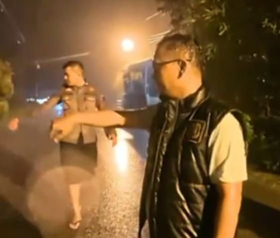 Polres Padangsidimpuan Tanggap Banjir di Hanopan, Petugas Sisir Rumah Warga hingga Tengah Malam