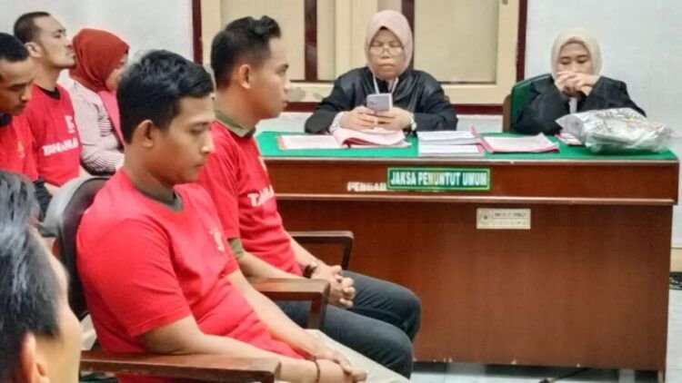 Dua Sekuriti D&rsquo;Red KTV Divonis 11 Bulan Penjara karena Menghalangi Polisi