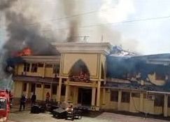 Asrama Haji Ternate Terbakar, Pemadam Gerak Cepat tapi Sorotan Mengarah ke Keamanan Gedung