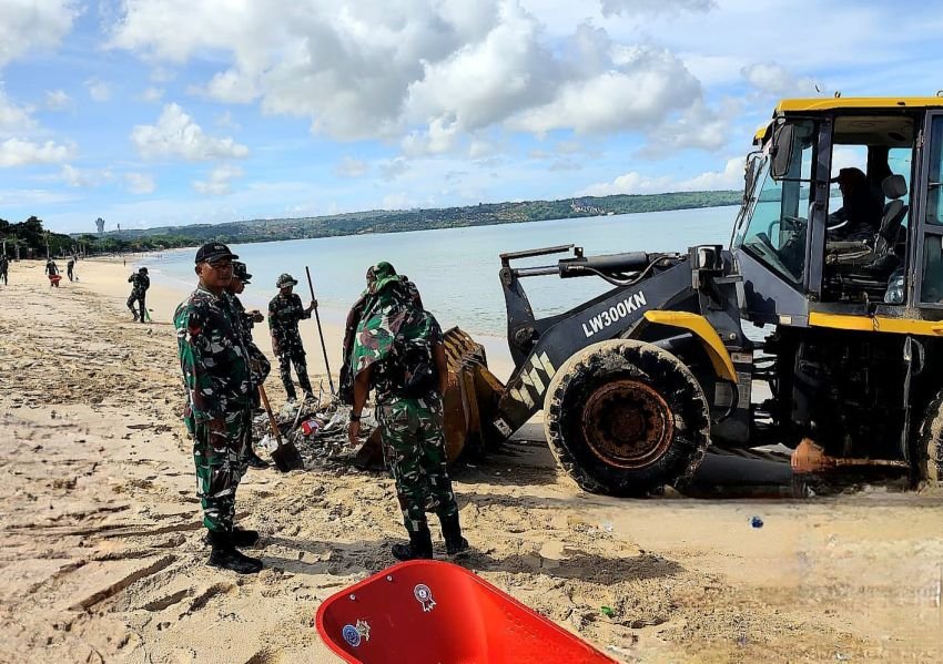 TNI Kerahkan Buldoser, Pantai Jimbaran Kembali Bersih dari Sampah Laut Menumpuk