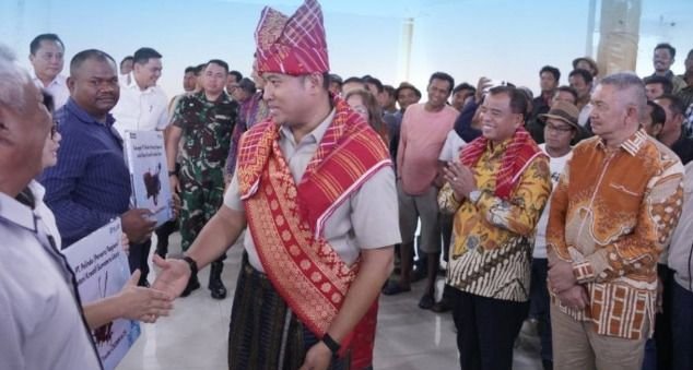 Wamentan Sudaryono Diberi Marga Sitepu Bere-bere Ginting, Janjikan Bantuan Besar untuk Petani Karo