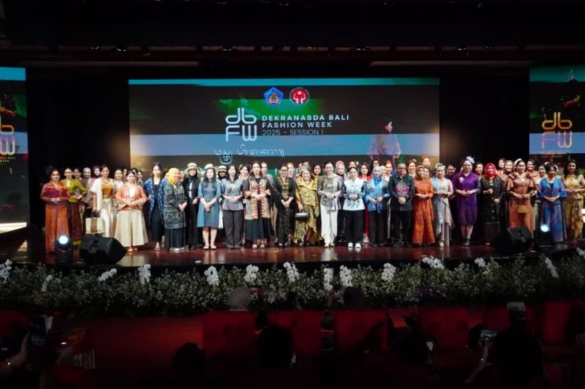 DBFW 2025 Hari ke-6: 13 Organisasi Perempuan Tampilkan Kreasi Wastra Bali di Panggung Ksirarnawa
