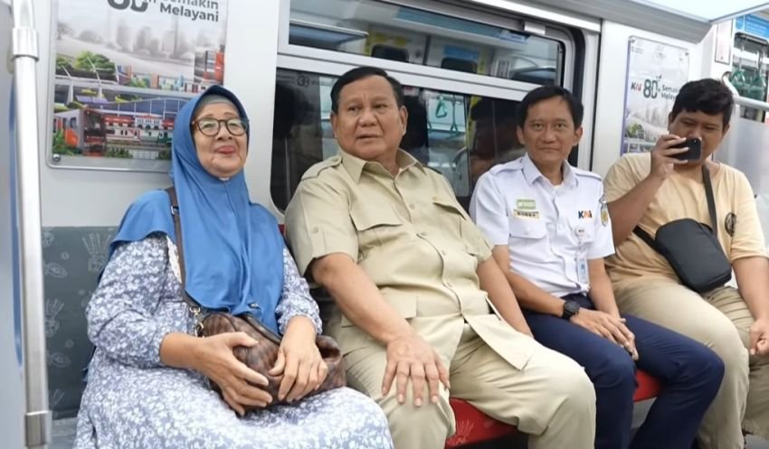 Prabowo Naik KRL, Resmikan Hall Baru Stasiun Tanah Abang dan Sapa Warga Langsung