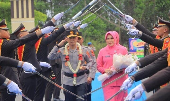 Tradisi Pedang Pora Warnai Penyambutan Kapolda Baru Lampung Irjen Pol Helfi Assegaf