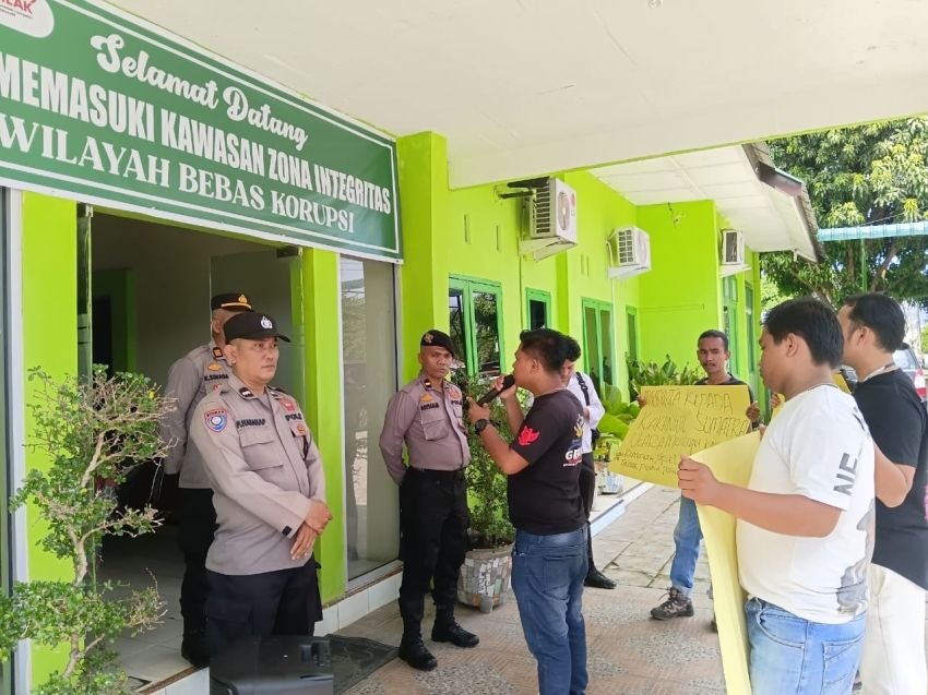 Dugaan Pungli Pembuatan ID Card, Mahasiswa GEMPUR Geruduk Kemenag Tapsel: Kami Punya Data!