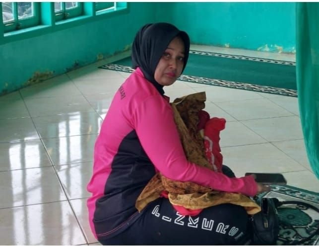 Tangis Bayi di Posko Banjir Tapanuli Selatan, Anggota Bhayangkari Berikan ASI untuk Pertolongan Darurat