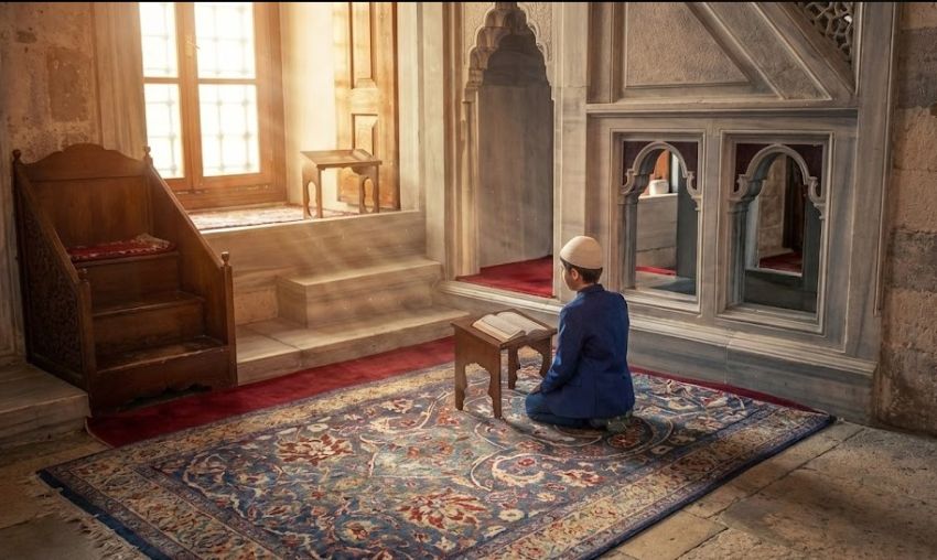 Benarkah Membaca Surah Al Kahfi Dianjurkan pada Malam Jumat? Ini Penjelasannya