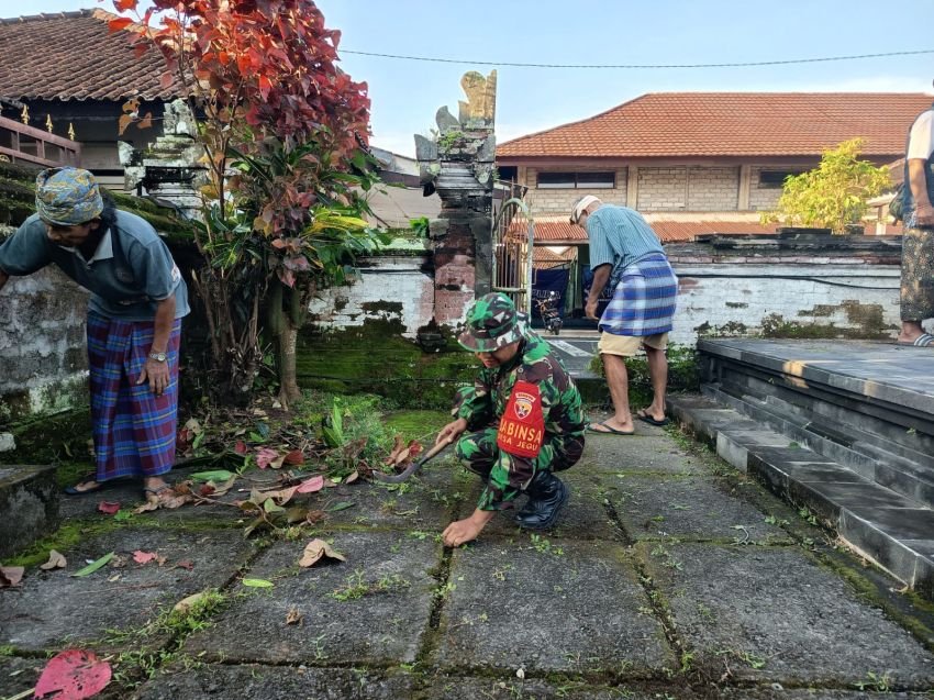 Semangat Gotong Royong! Babinsa Turun Langsung Bersama Warga Bersihkan Pura Khayangan Puseh