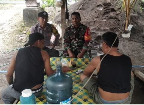 Babinsa dan Bhabinkamtibmas Perkuat Keamanan Desa Blimbingsari Lewat Komsos Intensif