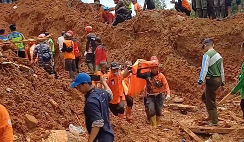 Tragedi Longsor Cilacap: 11 Tewas, 12 Masih Hilang, Pencarian Dilanjutkan Minggu Pagi