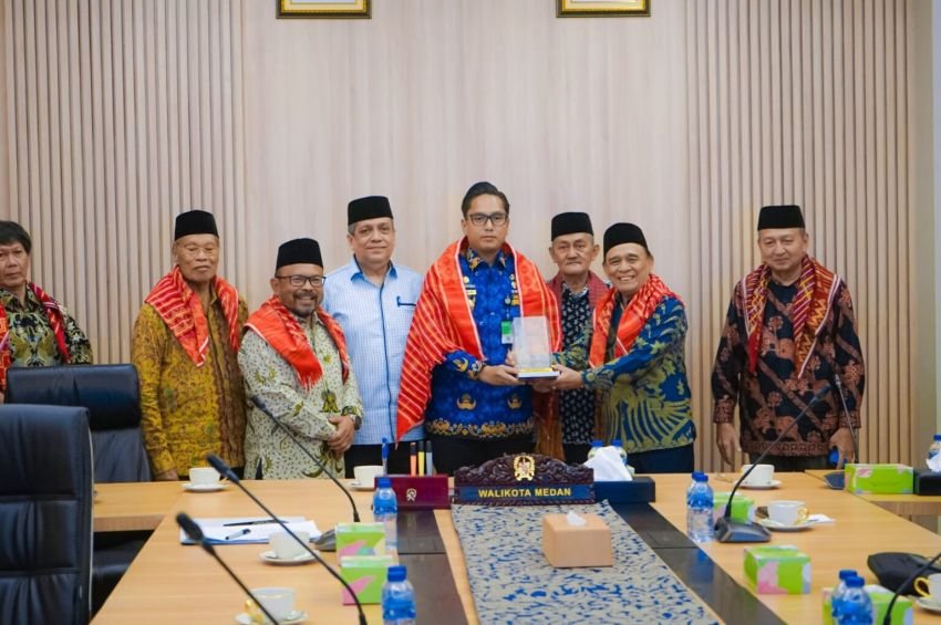 Rico Waas Ditabalkan Marga Ginting Suka, Simbol Harmoni Kota Multikultural