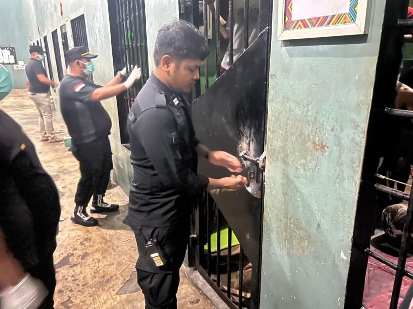 Jaga Stabilitas Keamanan, Petugas Lapas Labuhan Ruku Gelar Razia Blok Safir