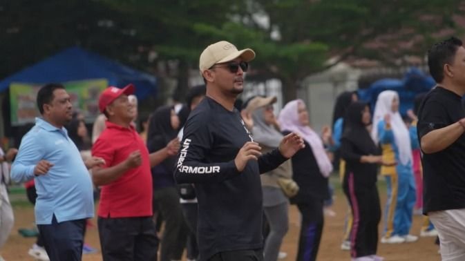 Bupati Fery Sahputra Ikut Senam Minggu Sehat, Ribuan Warga Padati Lapangan SBBK Labusel