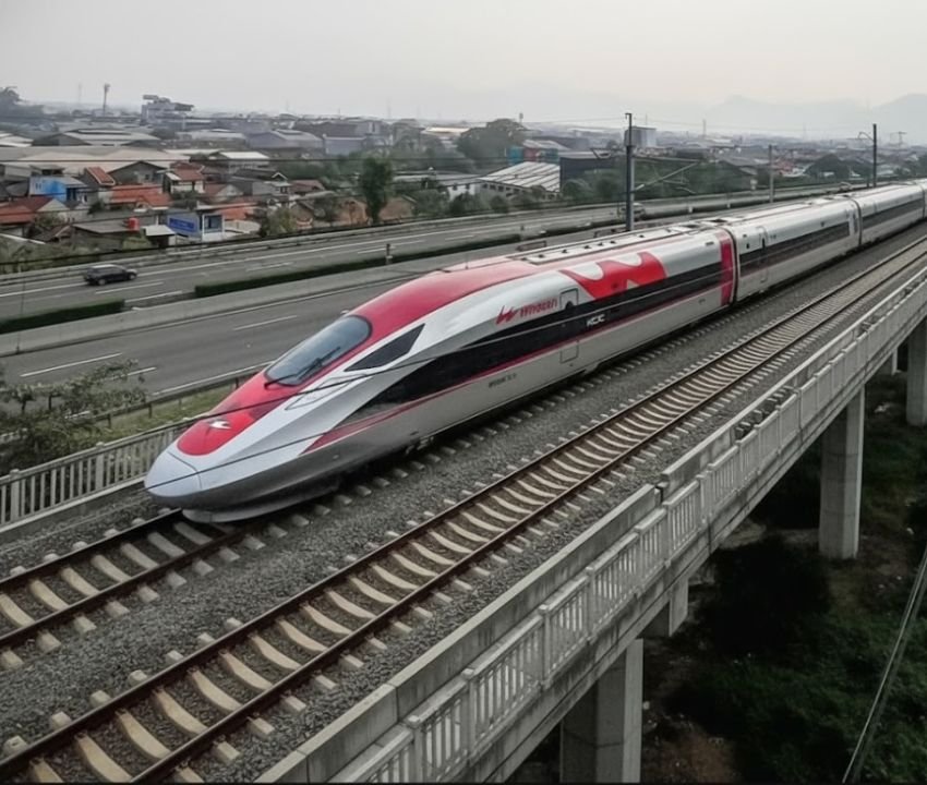 Bos KCIC Temui Airlangga, Restrukturisasi Utang Whoosh Diserahkan ke Danantara