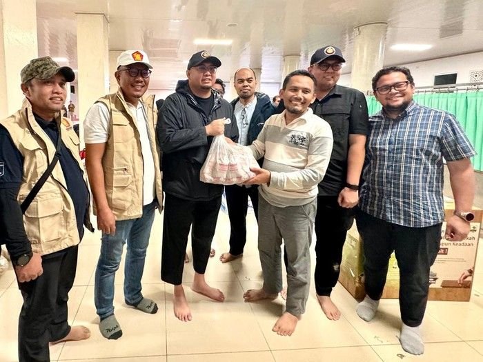Mahasiswa Unand Kesulitan Makan, Andre Rosiade Kirim 900 Nasi Bungkus