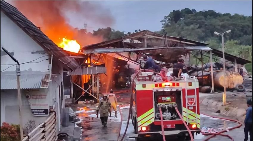 Kebakaran Gudang Oli Bekas di Bogor Belum Padam, Damkar Sebut Akses dan Kontainer Jadi Kendala