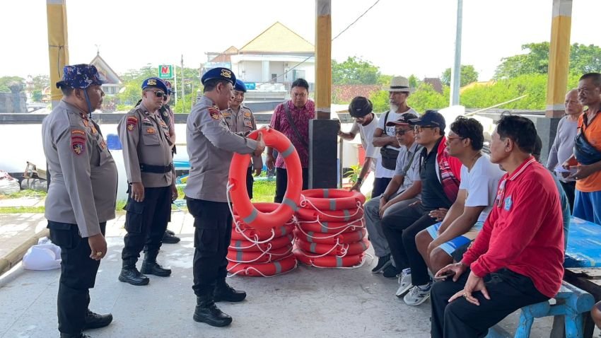 Keselamatan Nelayan Prioritas, Sat Polairud Polresta Denpasar Perkuat Sinergi Lewat Penyerahan Ring Buoy