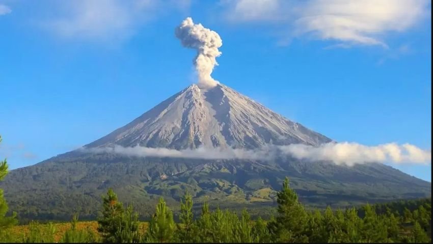 Aktivitas Tambang di Zona Rawan Gunung Semeru Ditutup Sementara
