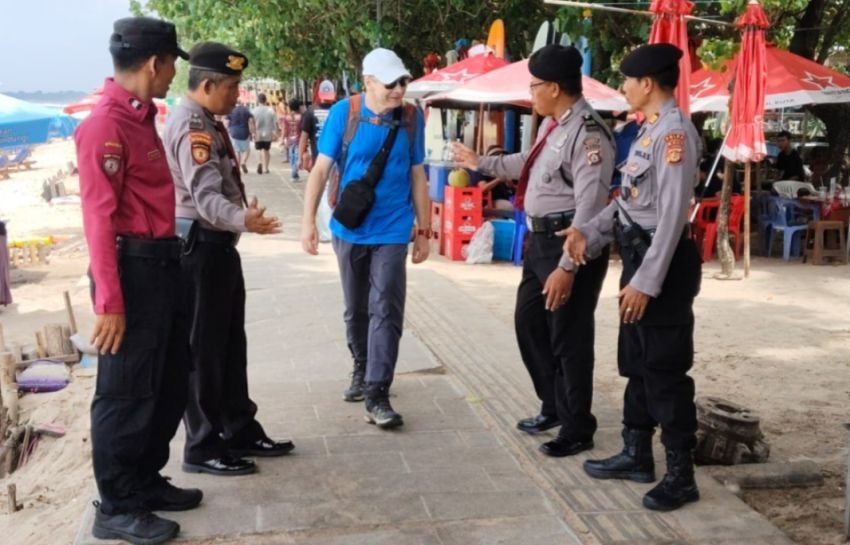 Patroli Dialogis, Satpamobvit Polresta Denpasar Pastikan Keamanan di Beachwalk dan Pantai Kuta