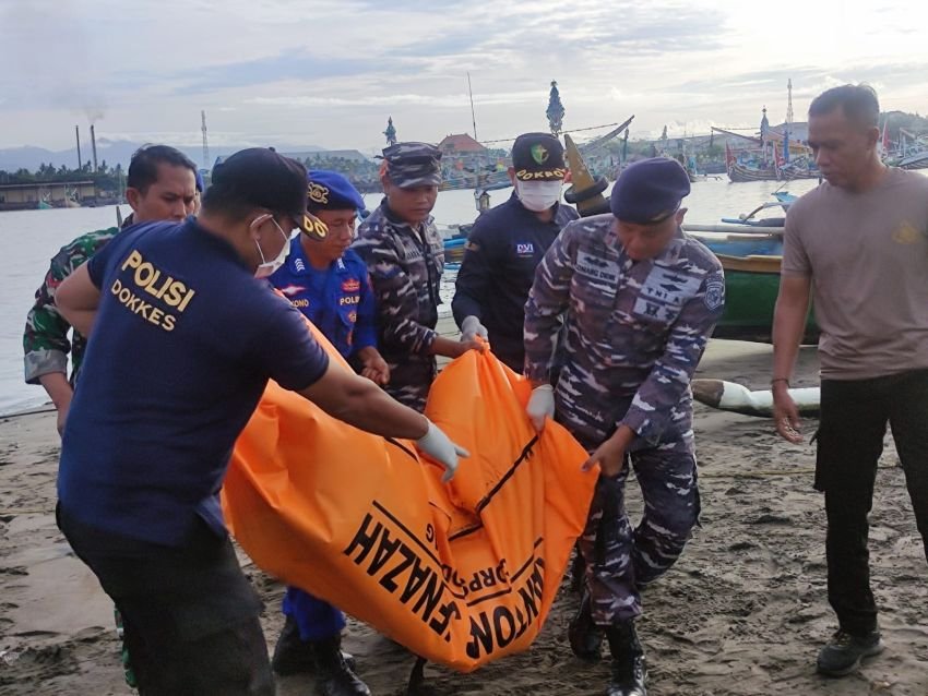 Mayat Tanpa Identitas Ditemukan Mengapung di Selat Bali, Polisi Lakukan Penyelidikan