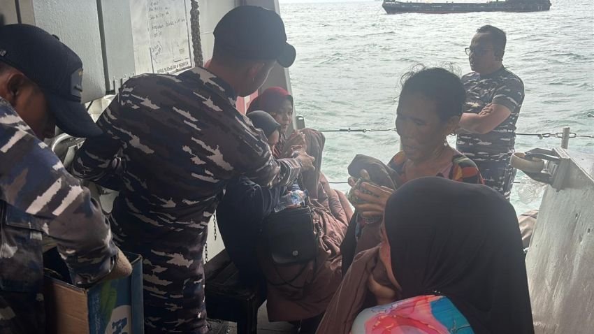 KRI Hiu-634 Selamatkan Lima Penumpang KM Jolor yang Mati Mesin di Perairan Makassar