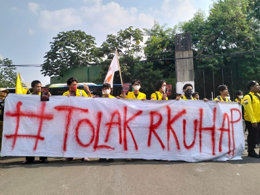 DPR Bakal Sahkan RUU KUHAP Hari Ini, BEM UI Turun ke Jalan Tolak Pengesahan!