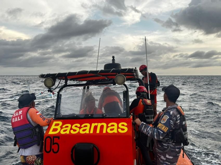 Sinergi TNI AL dan SAR Gabungan Amankan Nelayan Terombang-ambing di Laut Nusa Penida