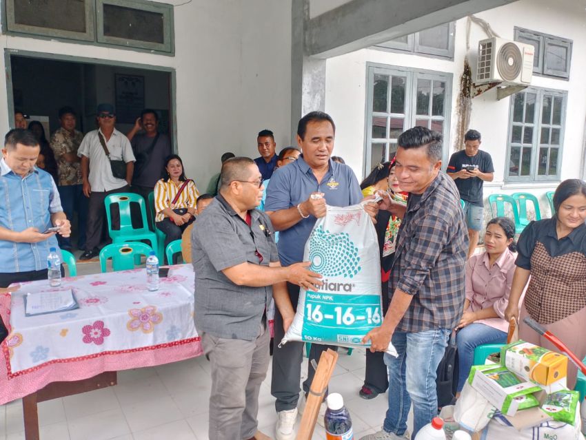 Pemerintah Nias Selatan Serahkan Bantuan Alsinta untuk 10 Kelompok Tani