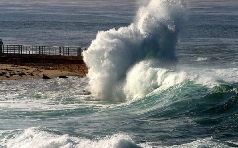 BMKG Peringatkan Gelombang Sangat Tinggi, Siklon FINA dan Bibit 95B Ganggu Perairan RI