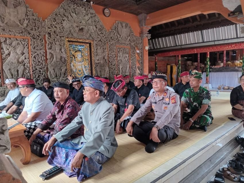 Danramil 06 Marga Hadiri Upacara Ngaben Masal di Desa Kukuh, Tunjukkan Dukungan TNI pada Pelestarian Budaya Bali