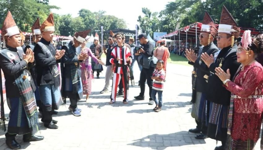 Bupati Simalungun Hadiri Patappei Sihilap TDBP Damanik, Tekankan Pentingnya Pelestarian Budaya