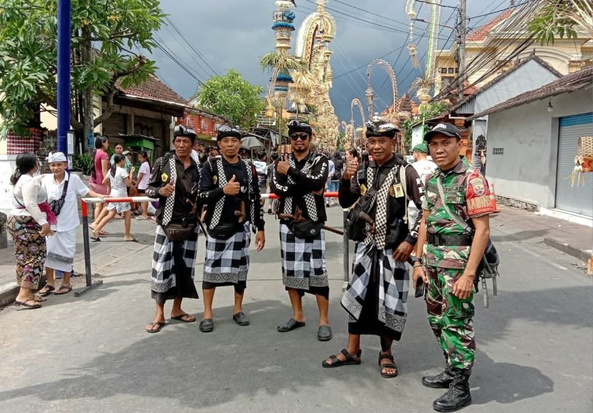 52 Banjar Tampil Memukau di Festival Penjor 2025 Kerobokan, Babinsa Pastikan Keamanan