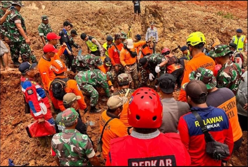 Operasi SAR Longsor Cilacap, Satbrimob Jateng Temukan Dua Korban Ibu dan Anak