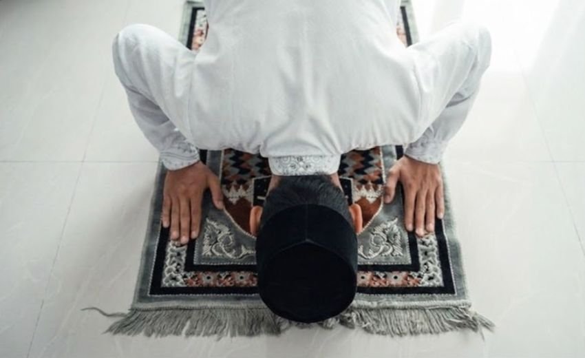 14 Cara Menjaga Khusyuk Salat Agar Fokus Saat Menghadap Allah