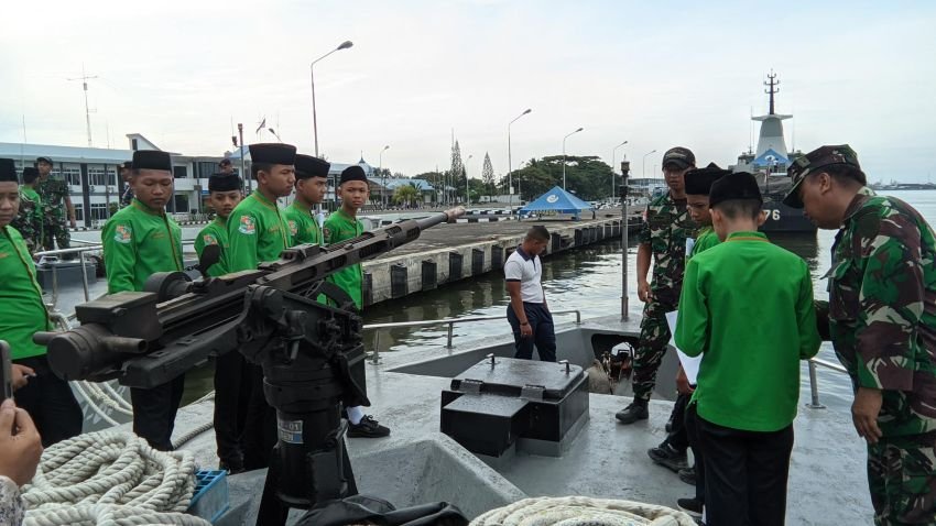 Out Door Learning di TNI AL Belawan: Generasi Muda SMP Muhammadiyah Ahmad Dahlan Belajar Patriotisme dan Alutsista