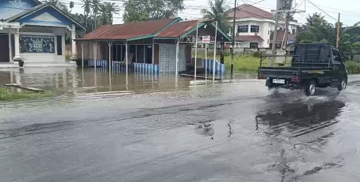 Hujan Deras Sebabkan Genangan Air di Jalan Lintas Sumatera Sei Rampah, Arus Lalu Lintas Melambat