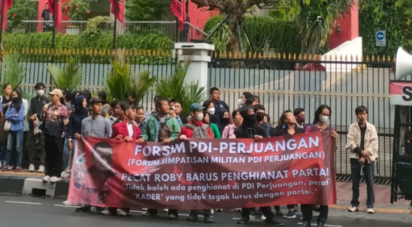FORSIM & Relawan Ganjar Kepung DPP PDIP, Desak Roby Barus Dipecat: “Pengkhianat Tidak Bisa Hidup di Tubuh Partai!”