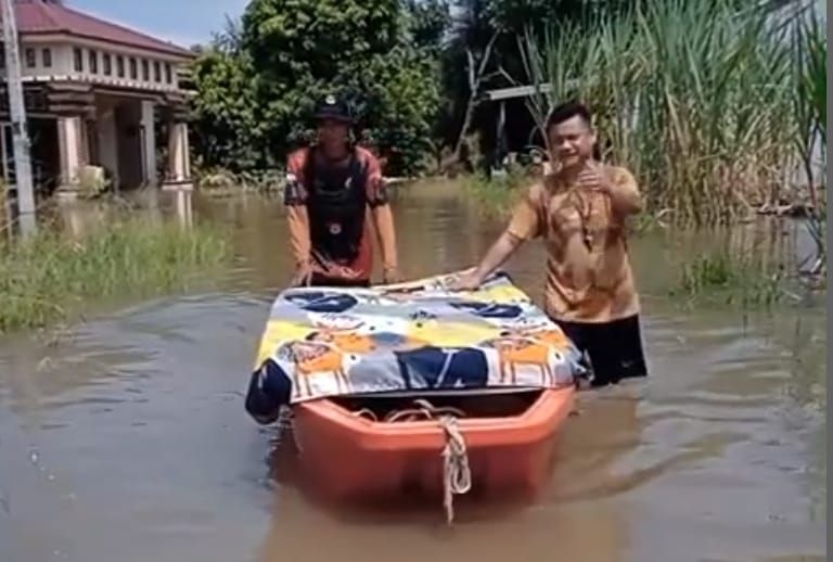 Diguyur Hujan Deras, Sejumlah Desa di Batu Bara Terendam Banjir: Kades Pahang Faisal A.Md Sigap Turun Meninjau Warga