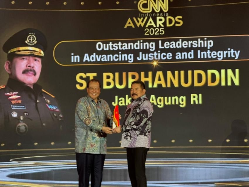 Jaksa Agung ST Burhanuddin Raih Penghargaan “Outstanding Leadership in Advancing Justice and Integrity” di CNN Indonesia Awards 2025