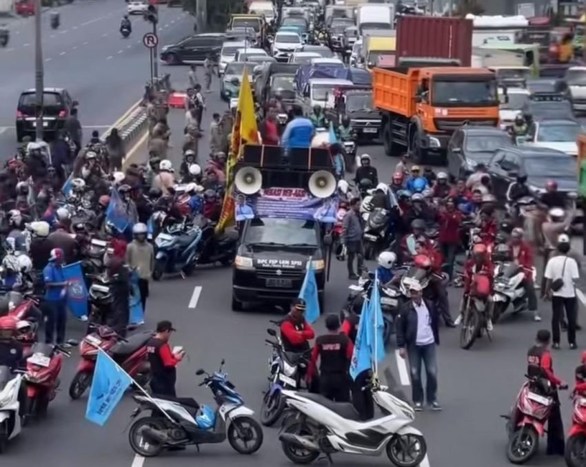 Buruh Gelar Aksi di Depan DPR! Tuntut Kenaikan Upah dan Perlindungan Pekerja Keluarga