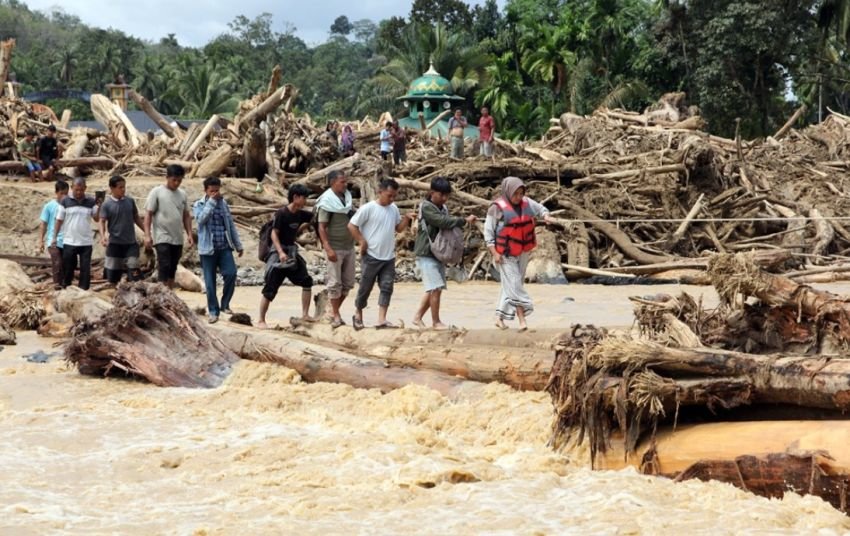 Kodam I/BB Bangun Jembatan Darurat dari Kayu Hanyut, Warga Tapanuli Selatan Kembali Bisa Lewat
