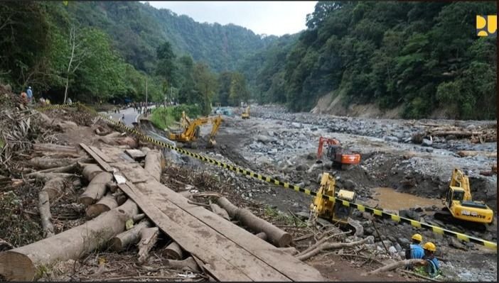 Pemulihan Cepat Jalan Nasional: Alat Berat Dikerahkan Usai Banjir Sumbar