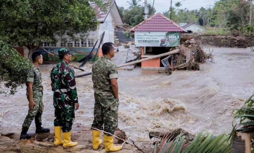 Jalan Berlumpur, Banjir Selutut, Batu Besar 2 Meter Menumpuk! Begini Kondisi Aceh Saat Dikunjungi Wakapanglima TNI