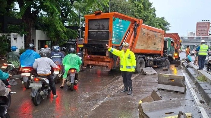 Truk Sampah Lepas Kendali, Pembatas Jalan Berserakan di Jl Letjend S Parman