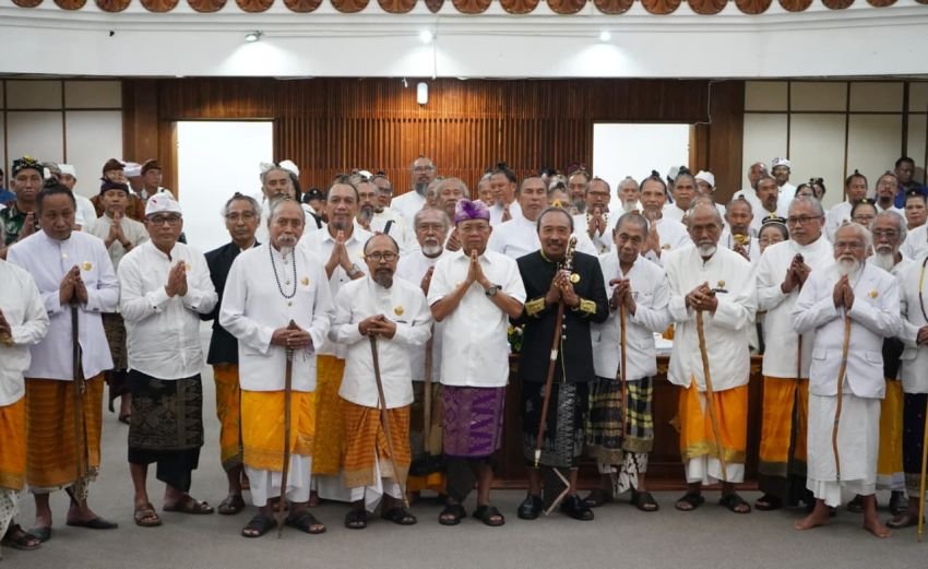 Gubernur Bali Buka Pasamuhan Agung SKHDN 2025, Tegaskan Dukungan kepada Sulinggih